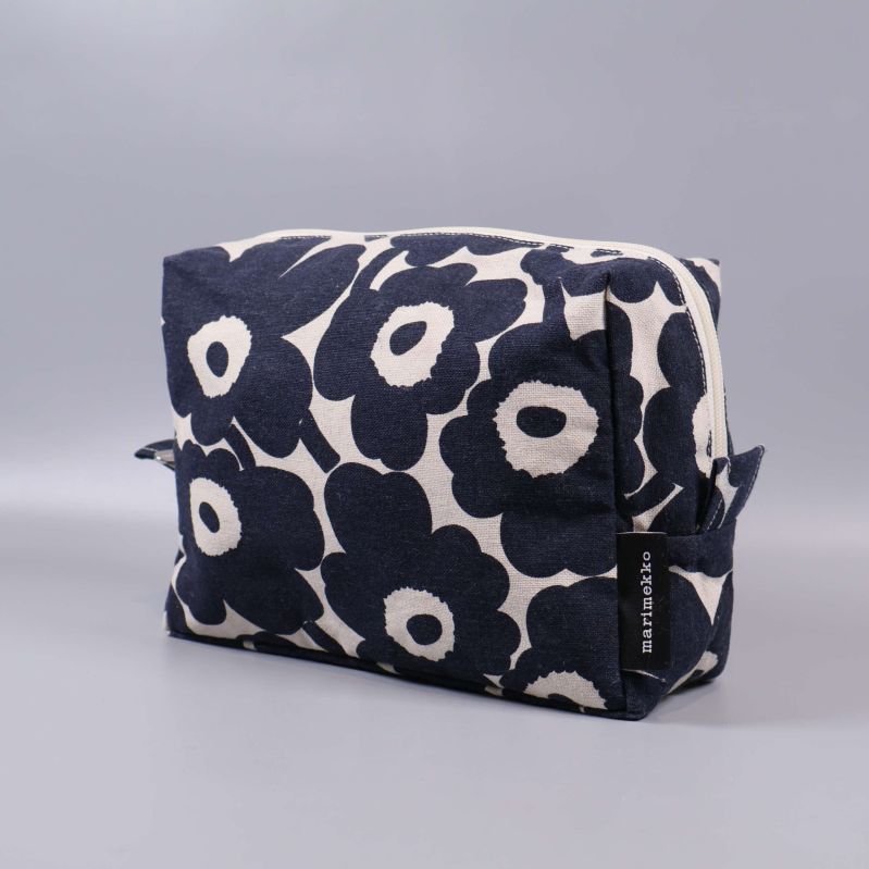 Necessär med mörkblått blommigt mönster och dragkedja