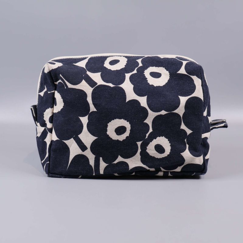 Necessärens baksida med blommigt mönster syns tydligt