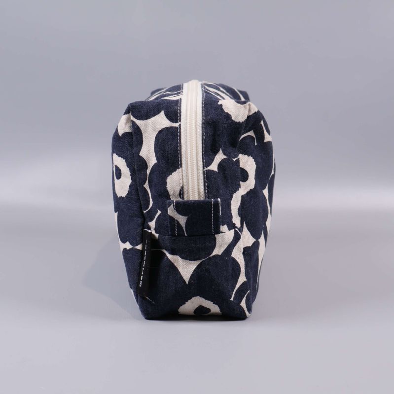 Smalsida på necessären med Marimekko-etikett synlig