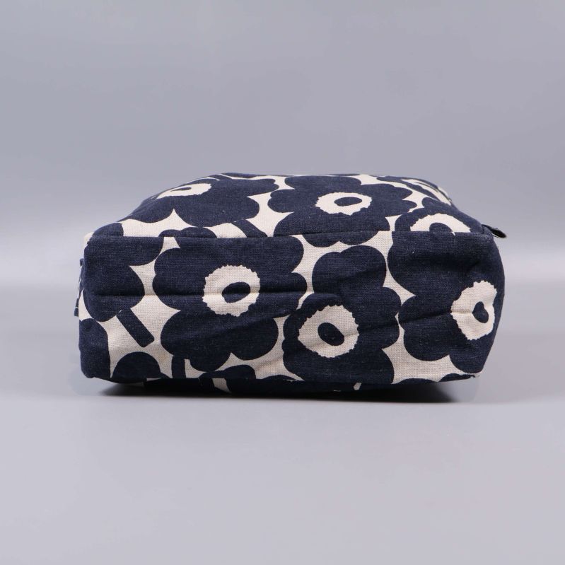 Necessärens botten med synligt blommigt tygmönster