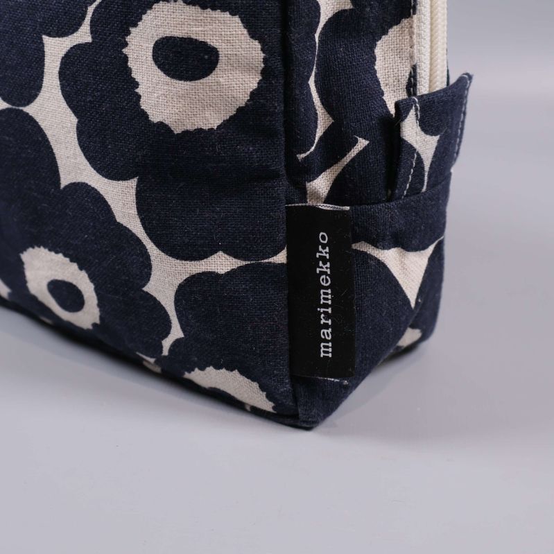 Närbild på Marimekko-etiketten på necessärens sida