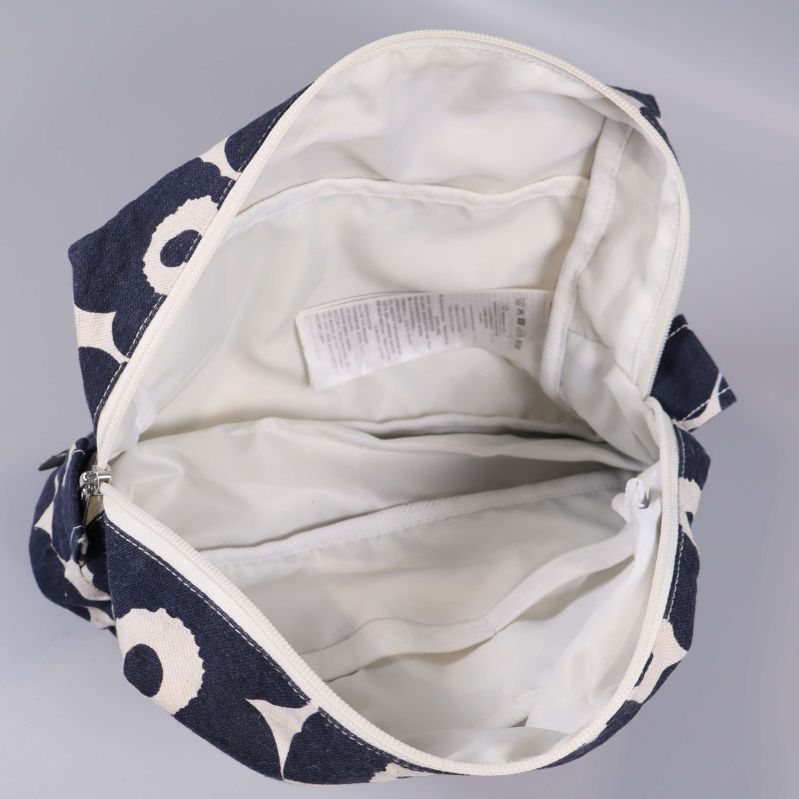 Necessärs insida och vit textiletikett synlig inuti