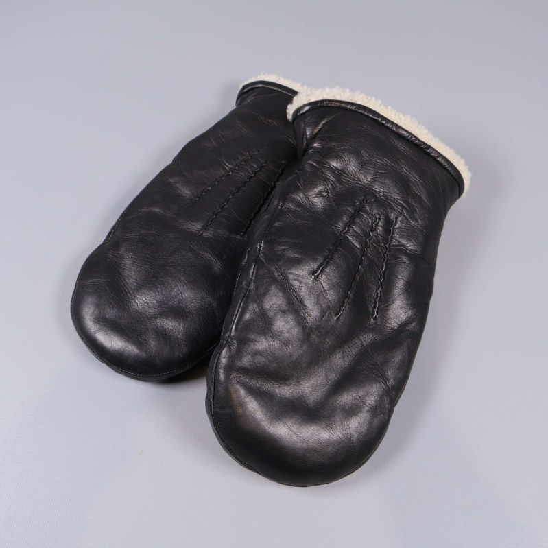 Svarta tumvantar i skinn med vit fuskpäls vid öppning