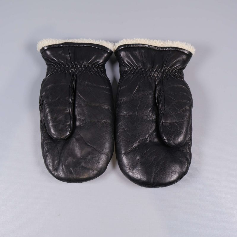 Baksidan av svarta tumvantar i skinn med elastisk handled