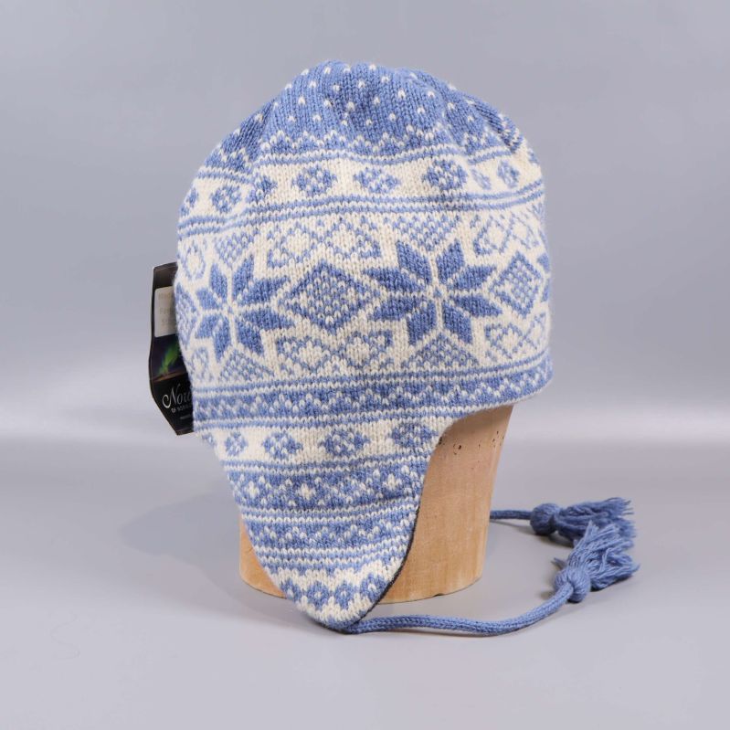 Stickad mössa från sidan visar hela norska mönstret