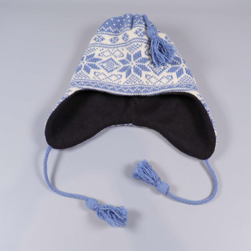Stickad mössa med svarta fleecefodrade öronlappar