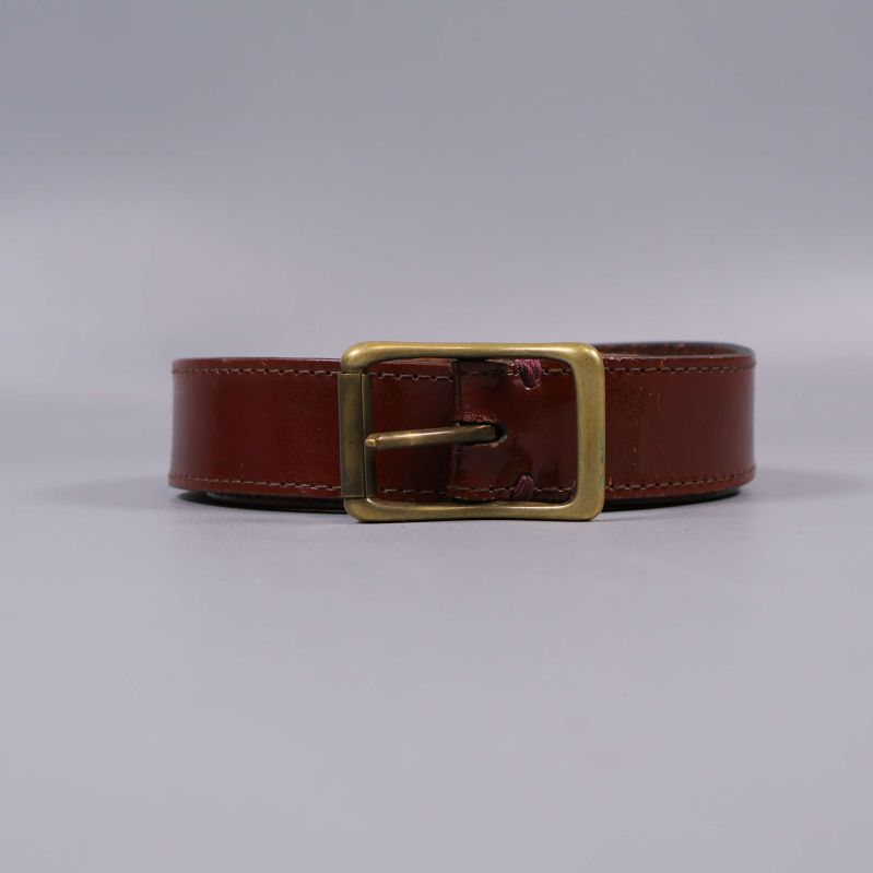 Brunt läderbälte med mässingsspänne framifrån