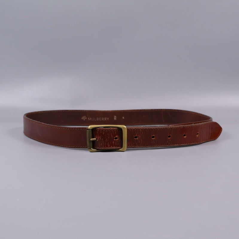 Hela bältet utsträckt med synligt spänne och hål