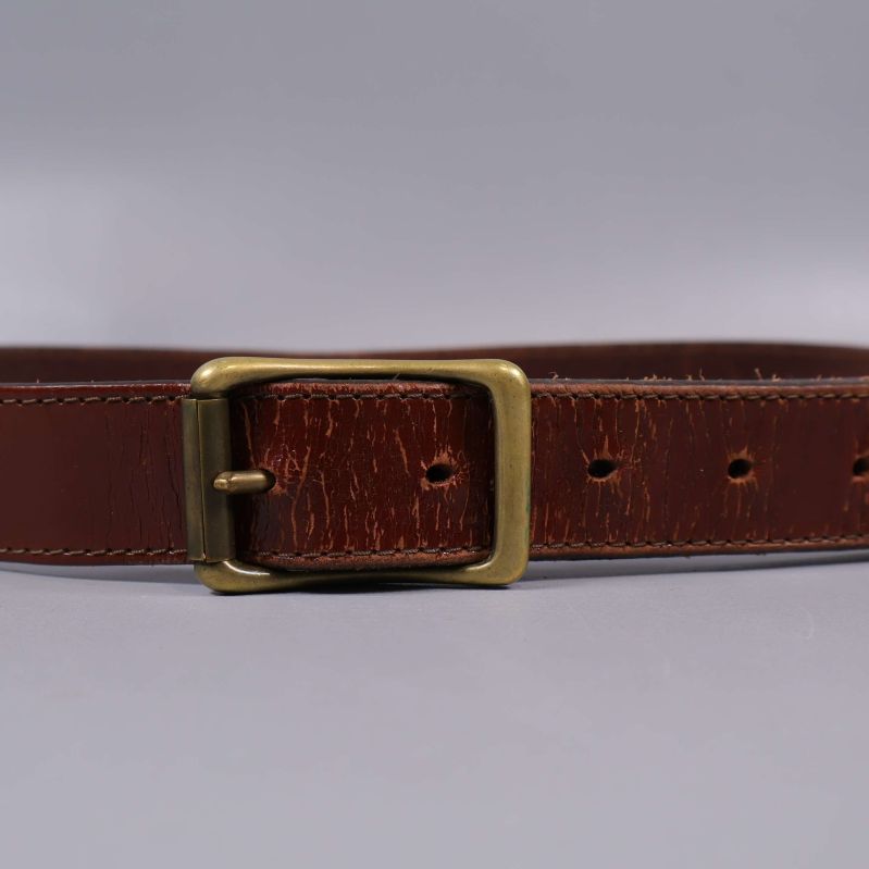 Närbild på slitage och hål på brunt läderbälte