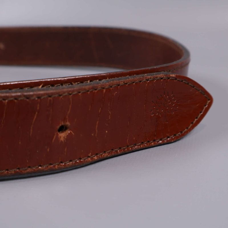 Spetsen på brunt bälte med diskret Mulberry-prägling