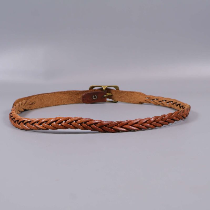 Baksidan av brunt flätat bälte mot grå bakgrund