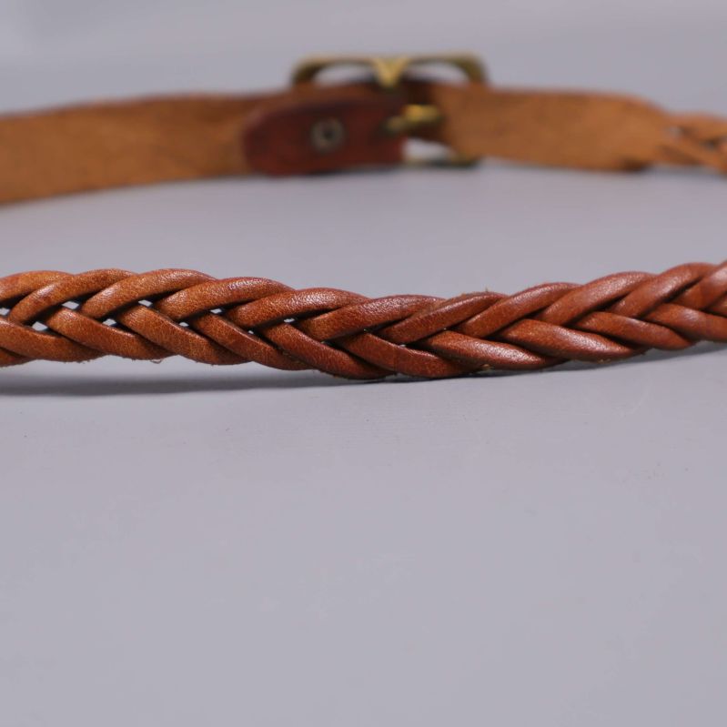 Detaljbild på flätad del av brunt bälte