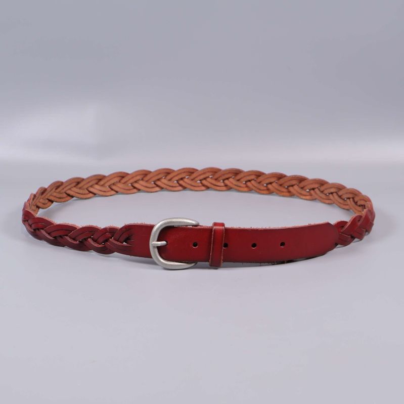 Rakt liggande flätat skärp med synlig spänne