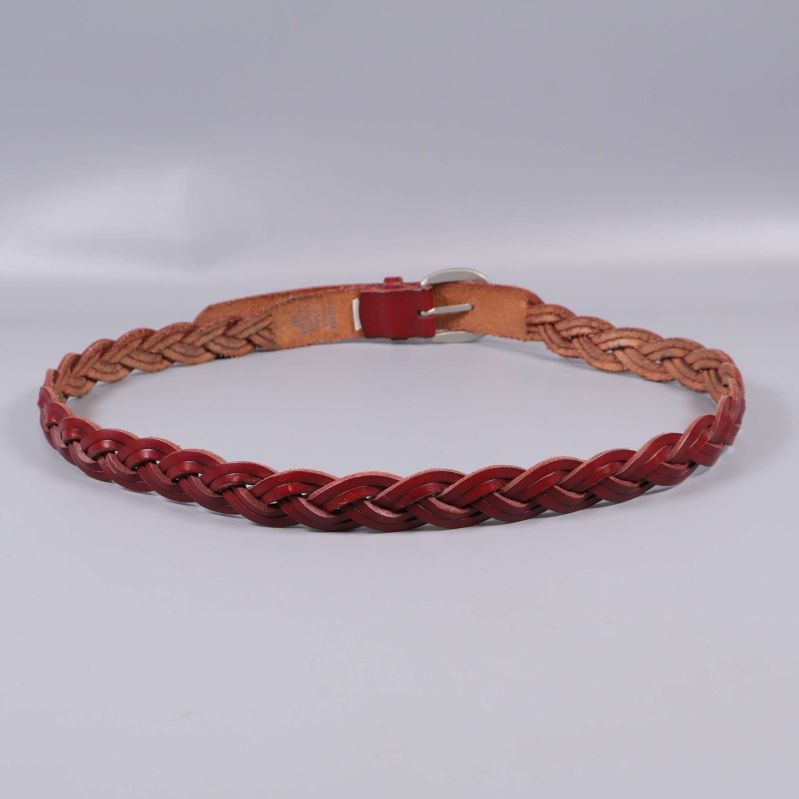 Baksidan av flätat skärp i rödbrunt läder