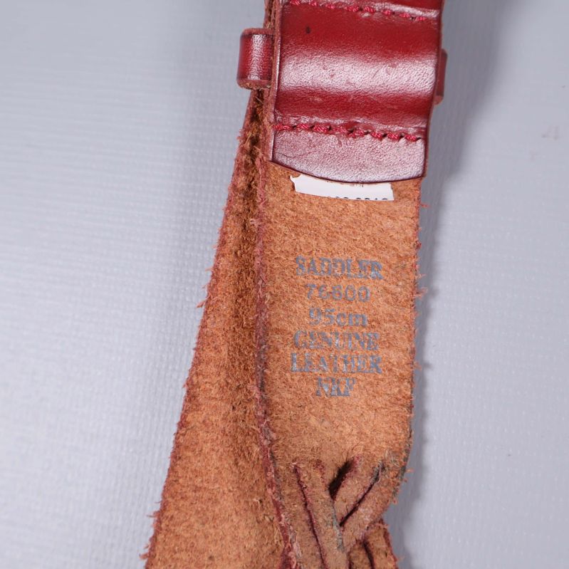 Insidan av rött läderskärp med materialtext