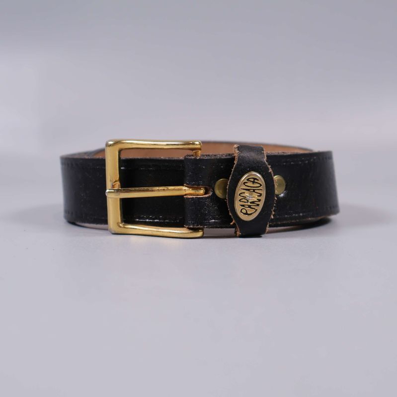 Svart bälte med guldfärgat spänne i fokus