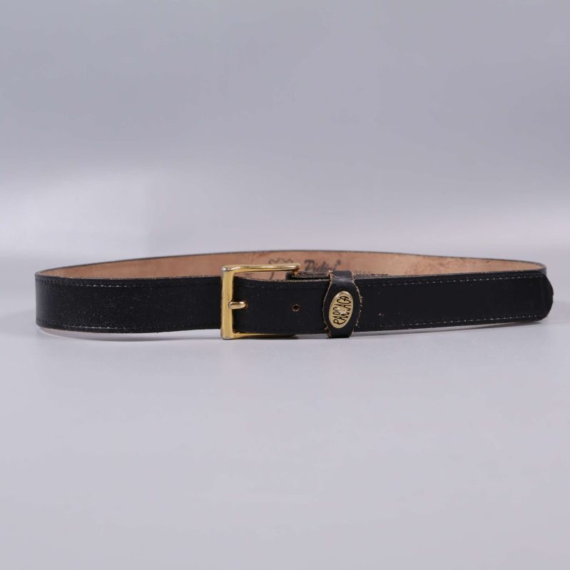 Svart bälte med guldfärgat spänne liggande rakt