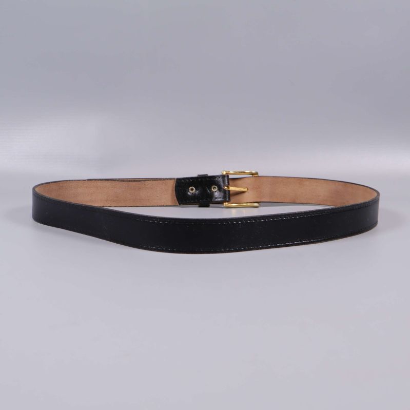 Svart bälte utlagt med spänne till vänster