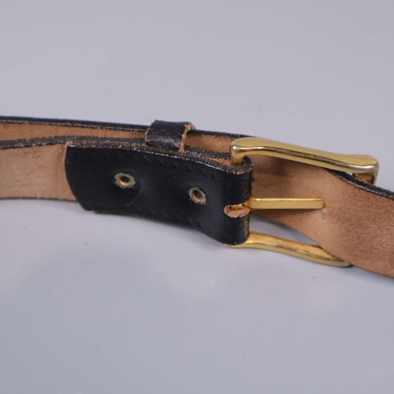 Detaljbild på fäste och spänne på svart bälte