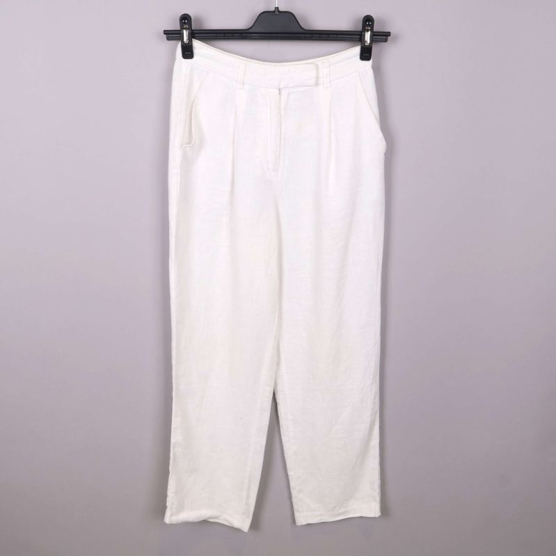 Vita linnebyxor framifrån