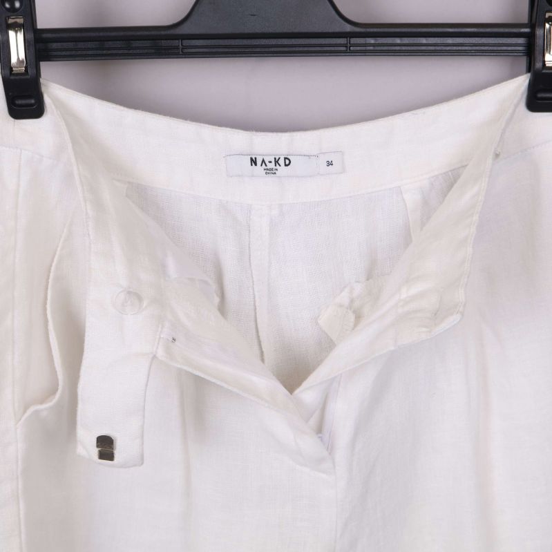 NA-KD etikett i byxorna