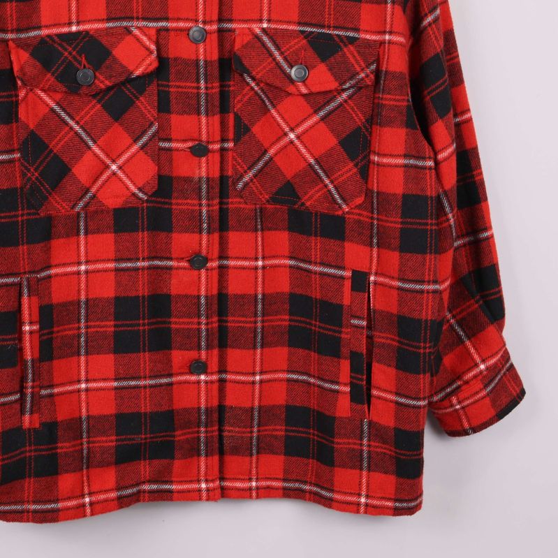 Ytterligare detaljbild på skjortjackans bröstfickor och knappar