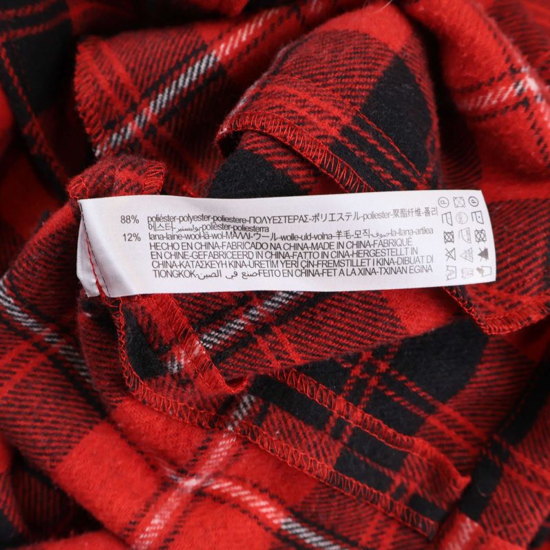 Materiallapp med sammansättning på insidan av skjortjackan