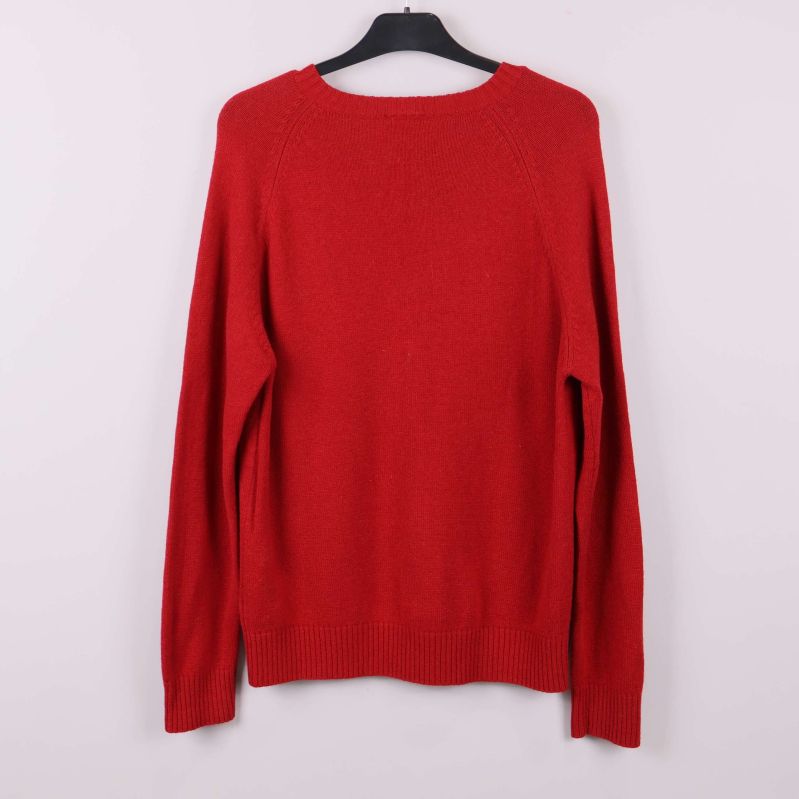 Baksida av röd v-ringad tröja 