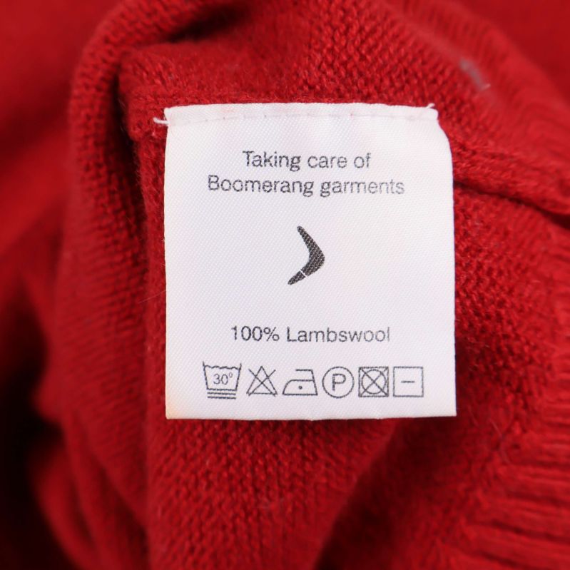 Tvättlapp som visar 100% lammull på röd tröja från Boomerang