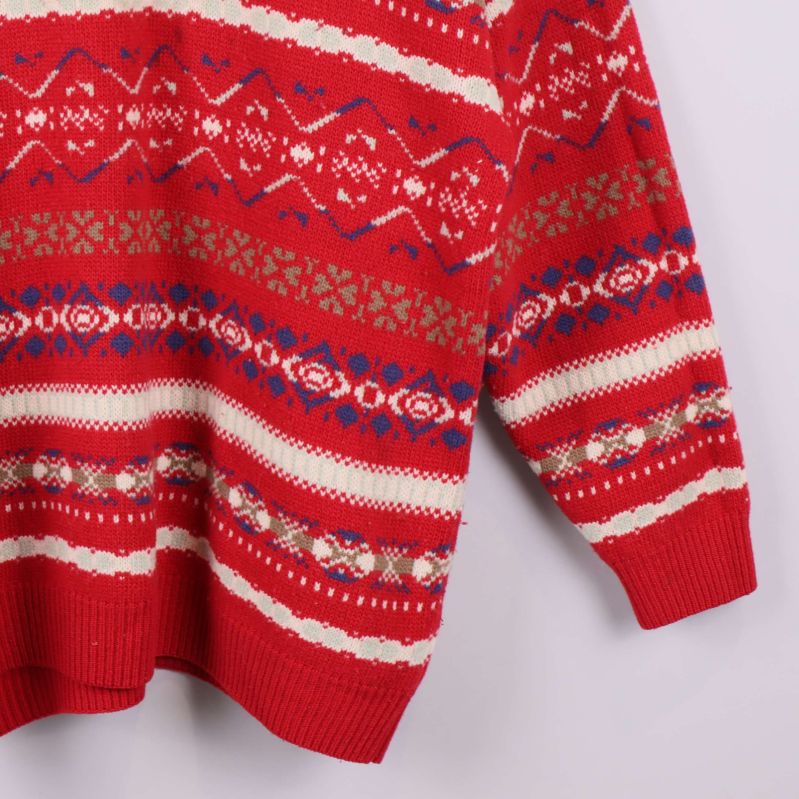 Närbild på tröjans nederkant och mönsterdetaljer