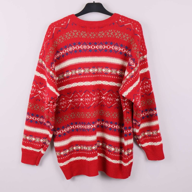 Baksida av röd stickad tröja med mönster