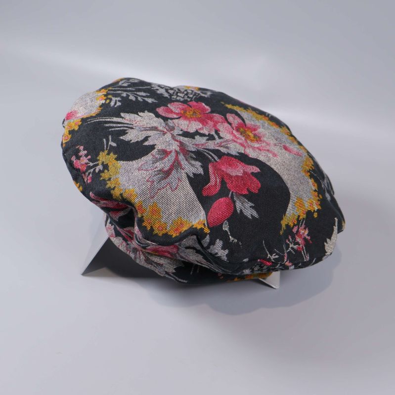 Basker ovanifrån med röda och gula blommor på svart botten