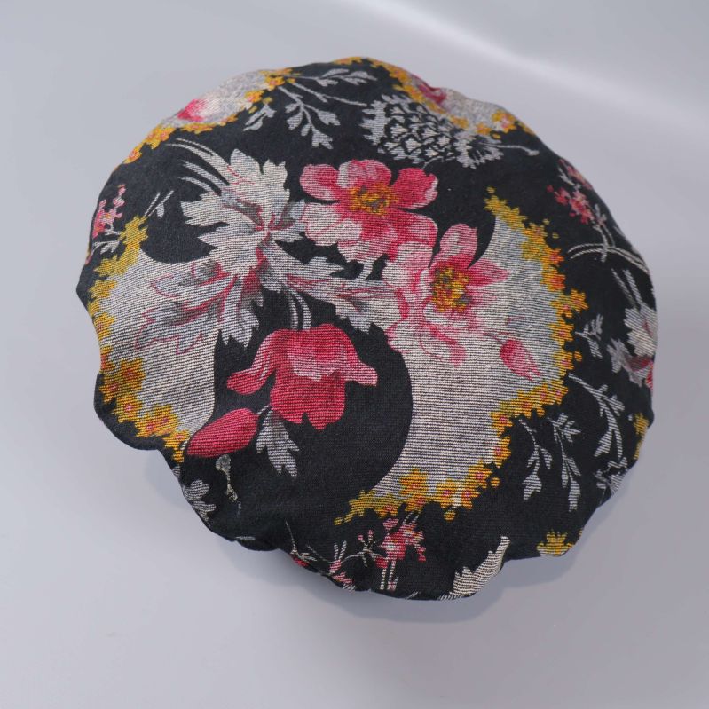 Baksidan av naturvit grovstickad polotröja på galge