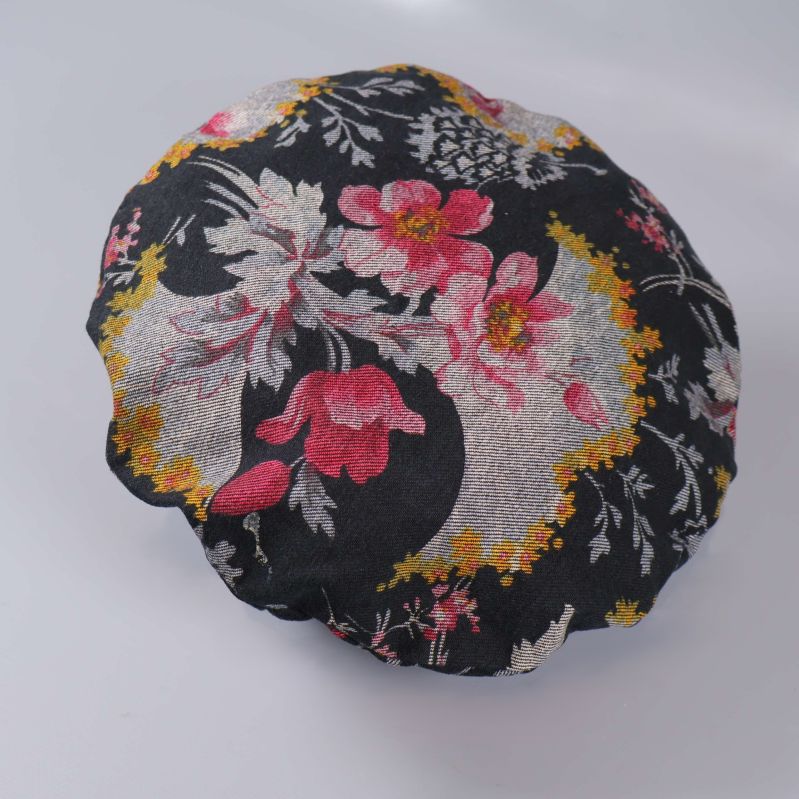 Basker uppifrån med stort blommotiv och gul kant