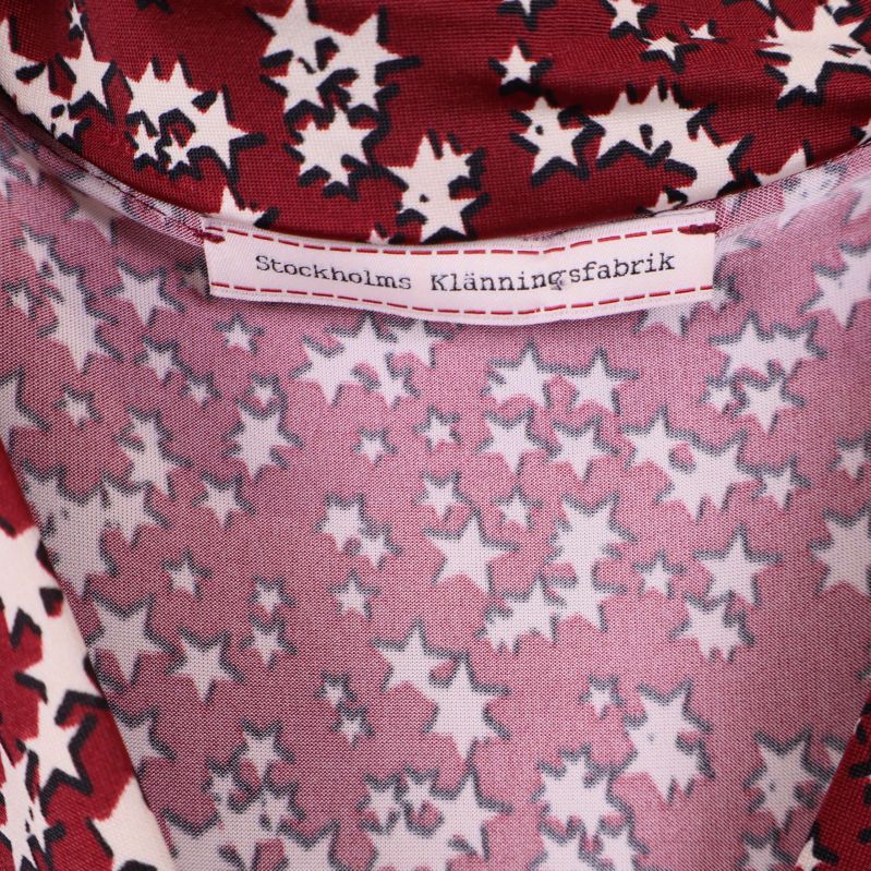 Närbild på etikett från Stockholm Klänningsfabrik