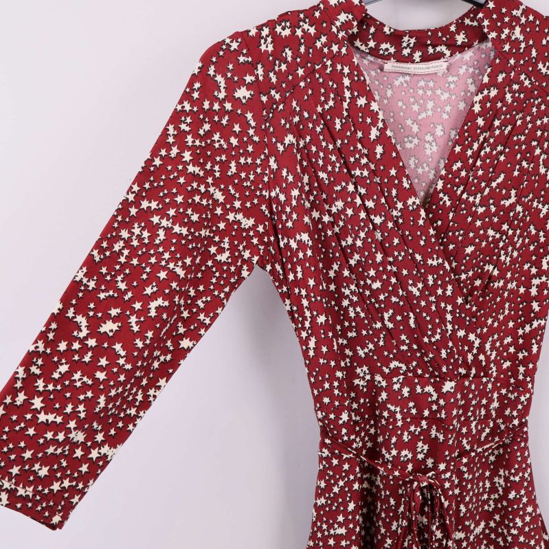 Närbild på ärm och tyg med stjärnor