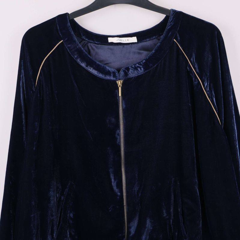 Närbild på sammetjackan och dragkedjan