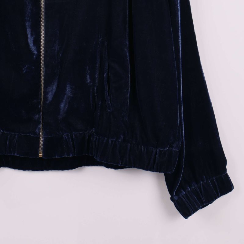 Närbild på ärmslut och nederkant av jacka