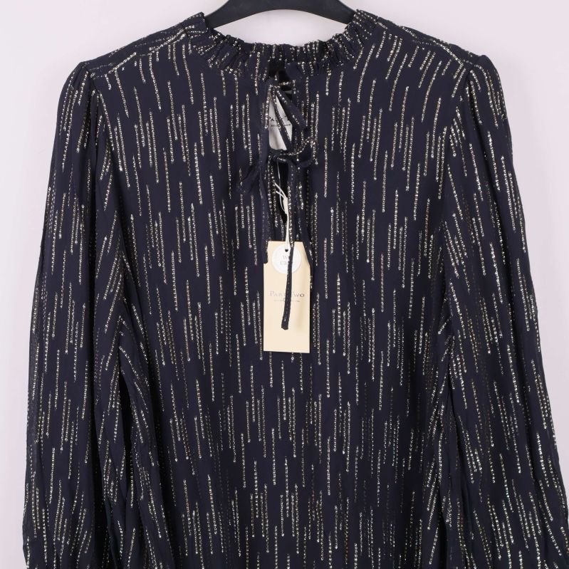 Överkant på blus med knytning och mönstrad design