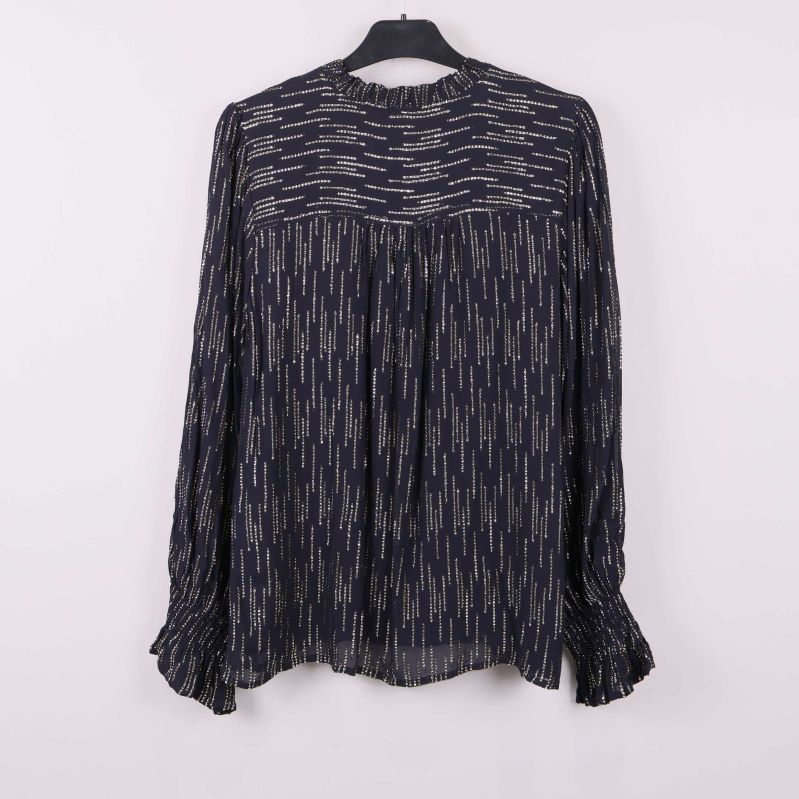 Baksidan av blusen med mönster och rynkade detaljer