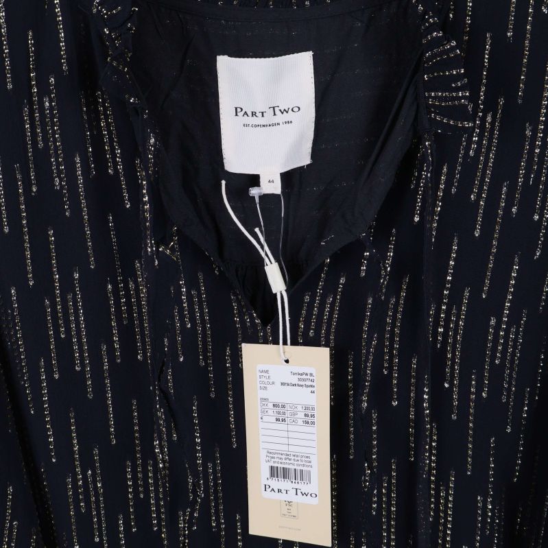 Närbild på Part Two-etikett samt tvättråd