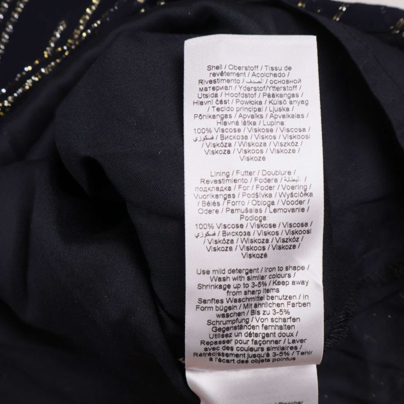 Materiallapp i blus som anger komposition och tvättråd