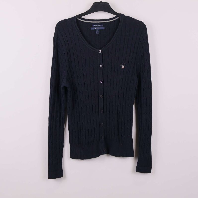 Mörk kabelstickad cardigan med knappar på galge