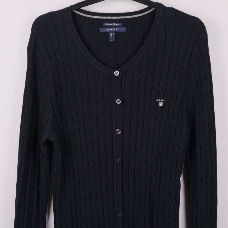 Framsida av cardigan med diskret logga på bröstet