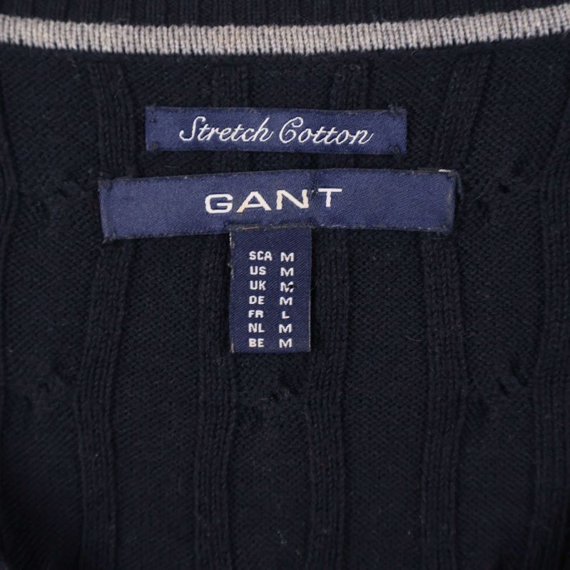 Närbild på GANT-märke och storleksetikett i nacken