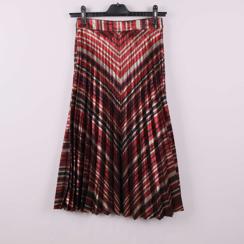 Baksida på plisserad kjol med v-format mönster i metallicrött