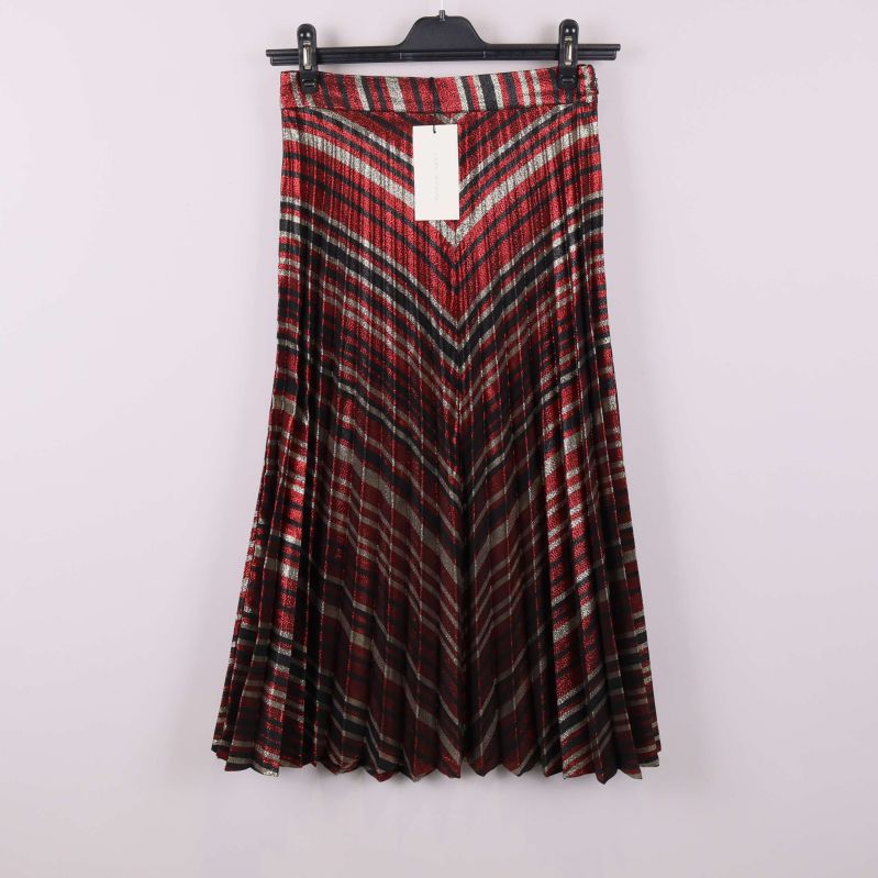 Plisserad kjol med metallicglans i rött, svart och silver på galge