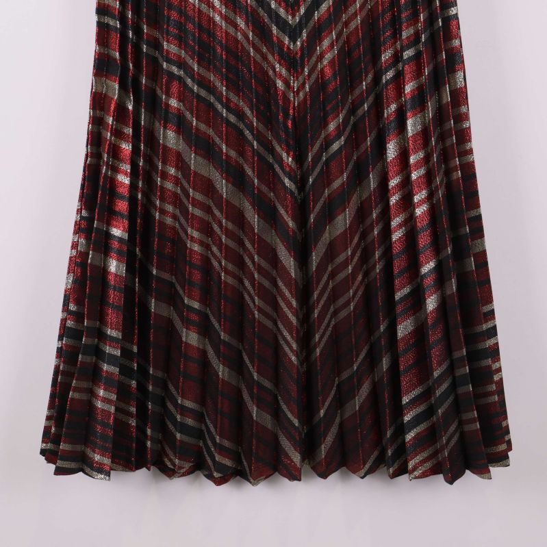 Nederdel av plisserad kjol i metallic med ränder