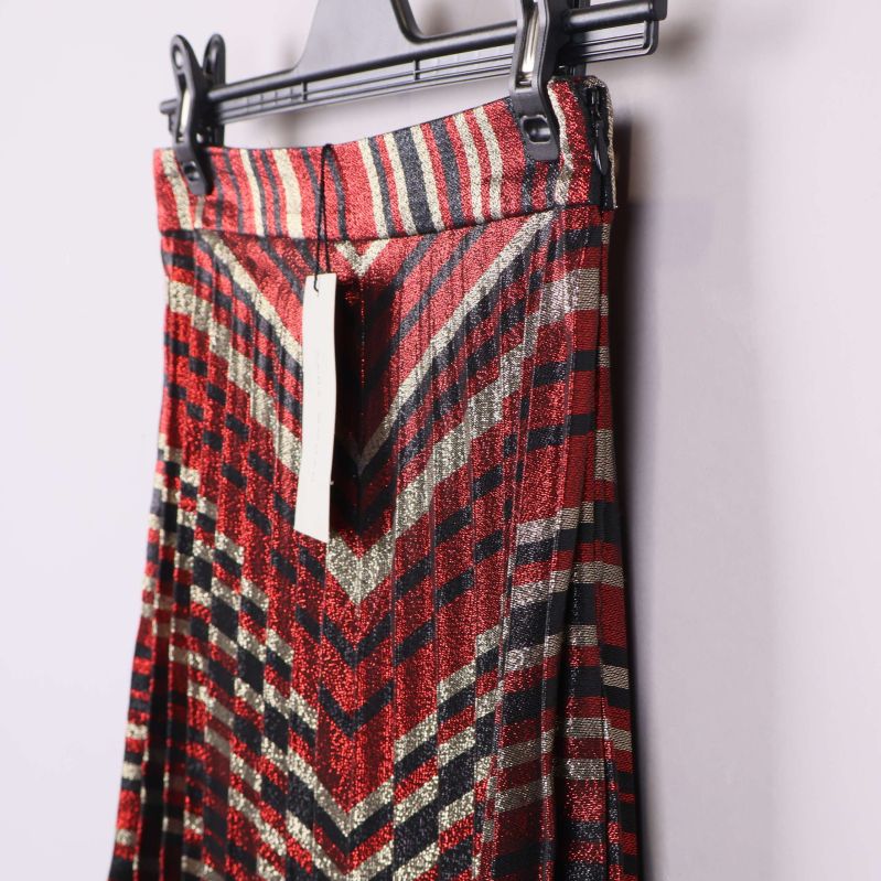 Sidosikt på kjol som visar struktur och glänsande tyg