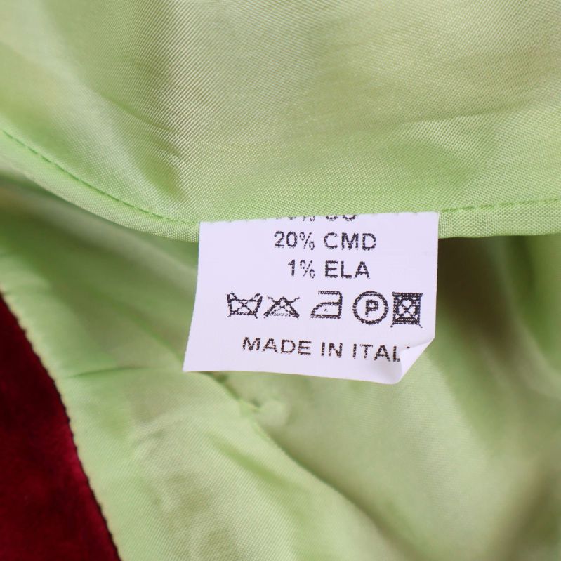 Materiallapp med komposition och tvättråd på kjol